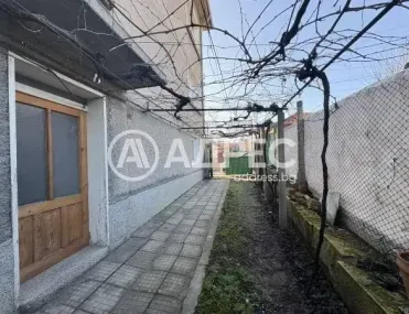 Етаж от къща, Нови Пазар, Североизточна България - снимка 2 от 13