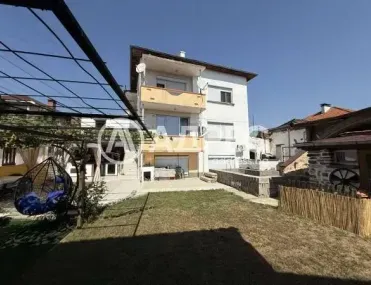 Къща, Луковит, Северозападна България - снимка 2 от 25