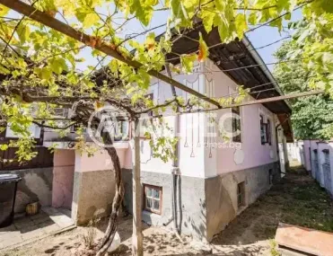 Къща, Долни Чифлик, Североизточна България - снимка 2 от 10