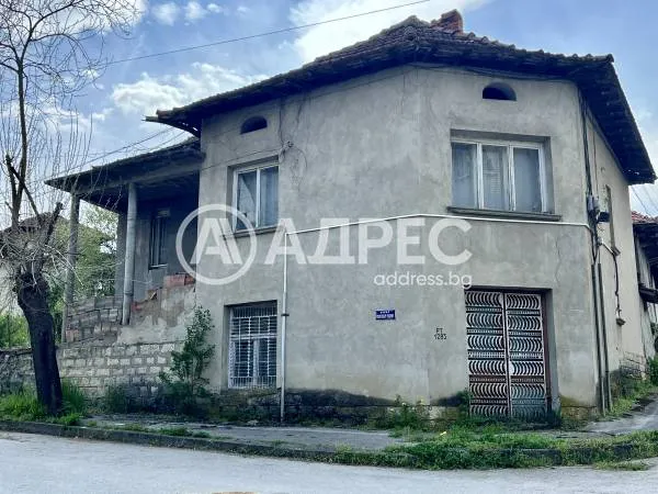 Къща, Угърчин, Северозападна България