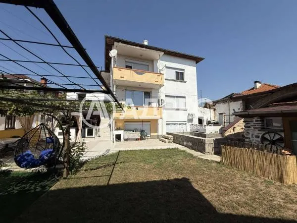 Къща, Луковит, Северозападна България - снимка 2 от 25