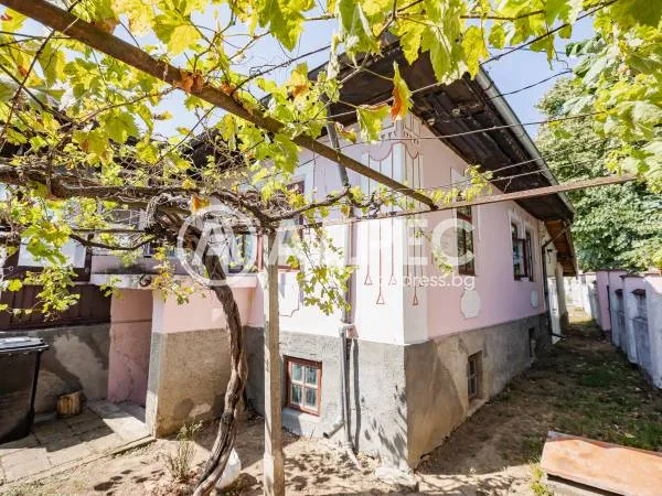 Къща, Долни Чифлик, Североизточна България - снимка 2 от 10