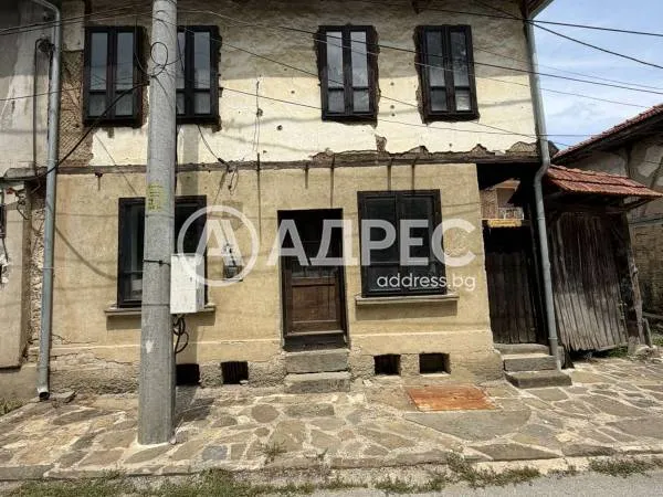 Къща, Троян, Северозападна България