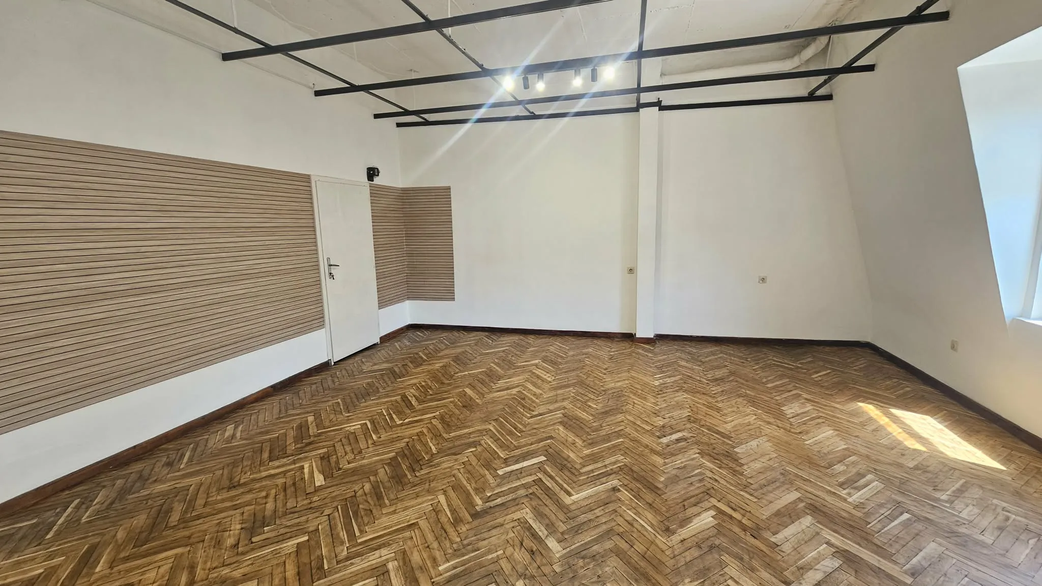 Офис, Ловеч, Северозападна България - снимка 3 от 4